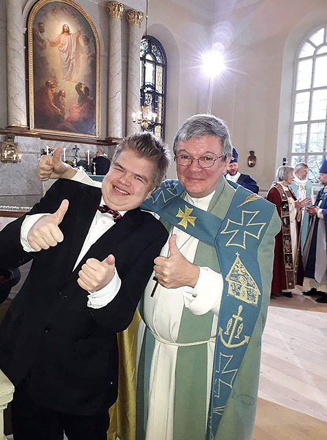 Uuno avusti Turun piispaa Kaarlo Kallialaa ehtoollisenjaossa marraskuussa piispanvihkimysmessussa Oulussa.