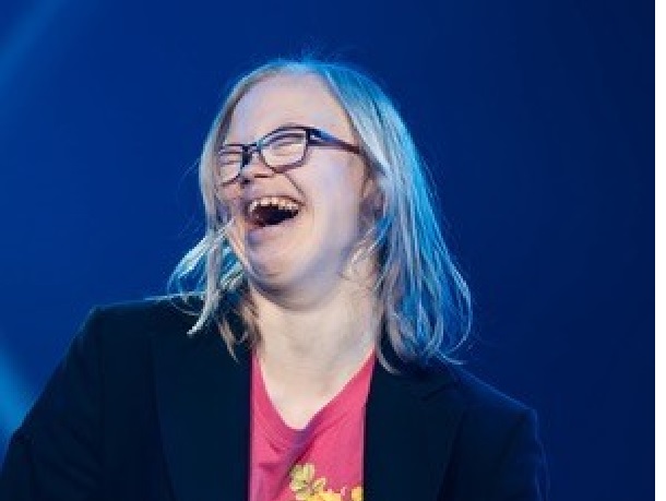 iloinen tyttö