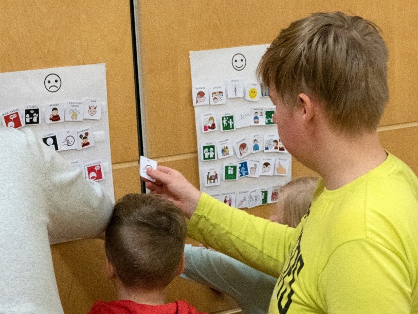 Kuva - Kuvassa Lapsi ilmaisee tukikuvilla, mitä hän haluaa