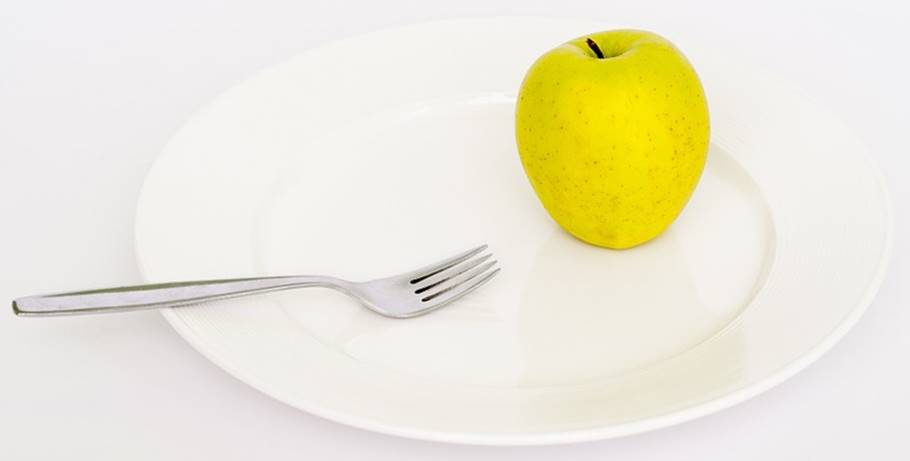 Tässä kuvassa on omena ja lautanen