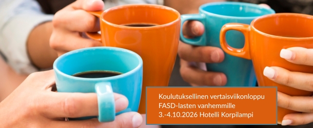 Neljä kättä ja neljä kahvikuppua